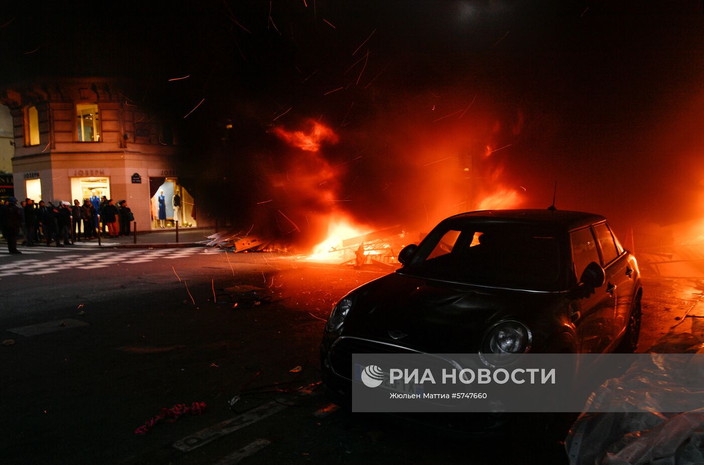 Акция протеста "жёлтых жилетов" в Париже