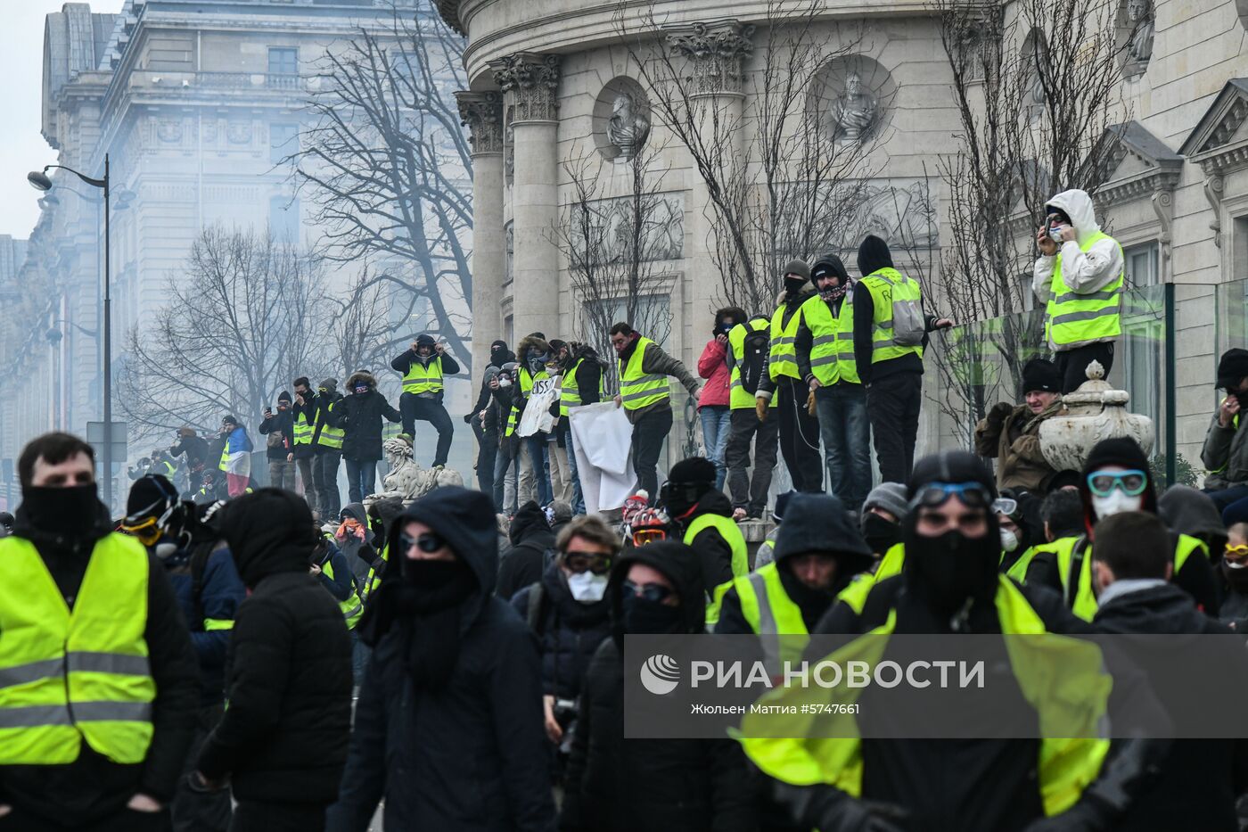 Акция протеста "жёлтых жилетов" в Париже