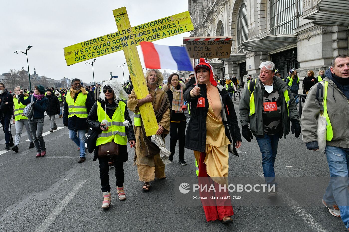 Акция протеста "жёлтых жилетов" в Париже