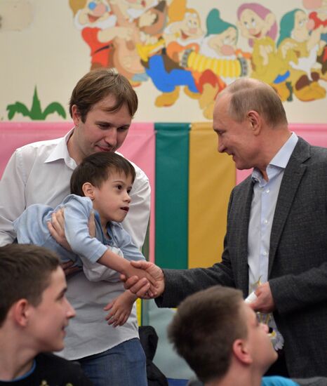 Президент РФ В. Путин посетил Детский хоспис в Санкт-Петербурге