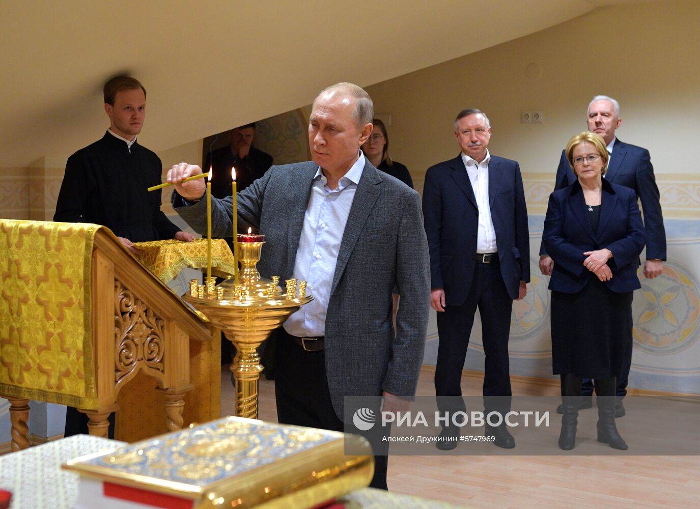 Президент РФ В. Путин посетил Детский хоспис в Санкт-Петербурге