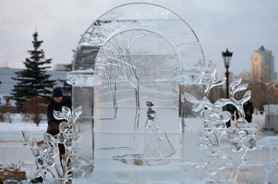 Подготовка к открытию фестиваля ледовых скульптур в Екатеринбурге