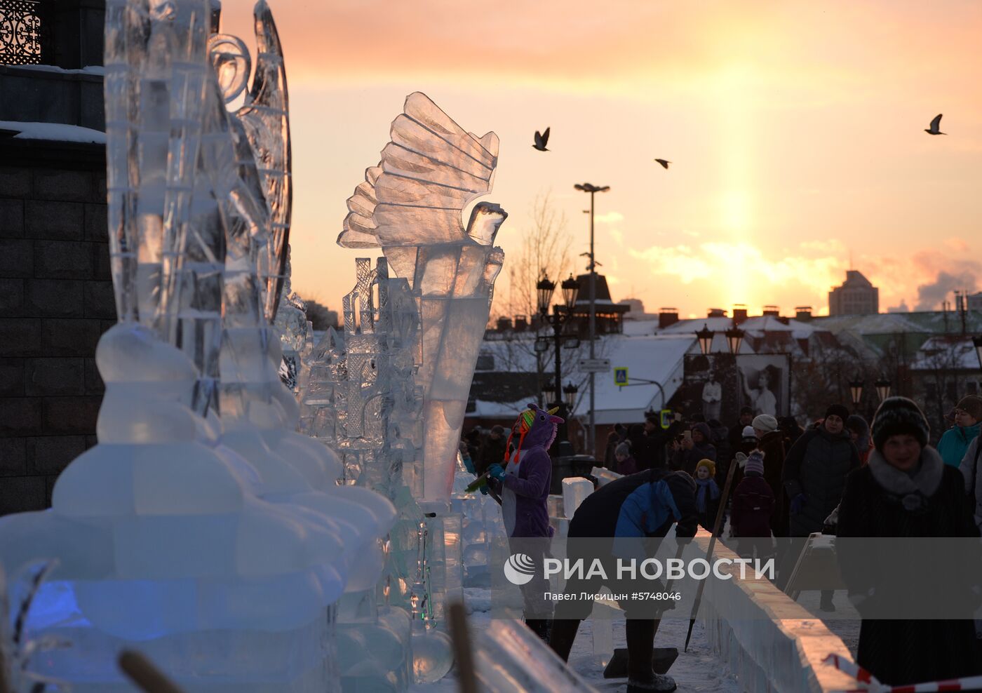 Подготовка к открытию фестиваля ледовых скульптур в Екатеринбурге