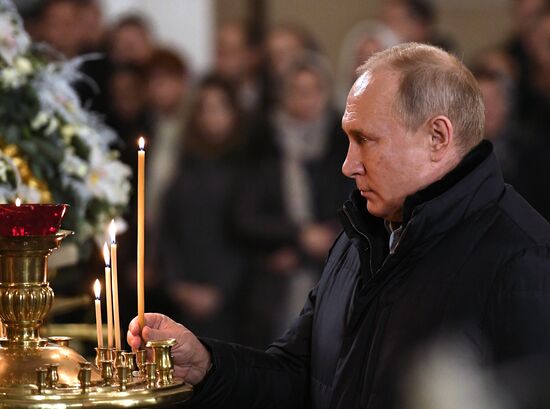 Президент РФ В. Путин посетил Рождественское богослужение