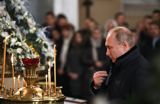 Президент РФ В. Путин посетил Рождественское богослужение