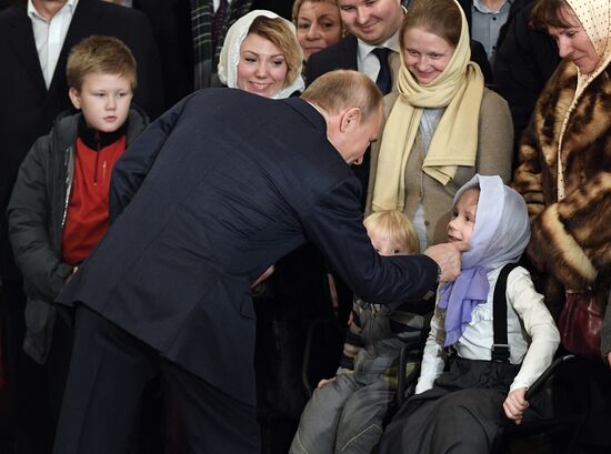 Президент РФ В. Путин посетил Рождественское богослужение