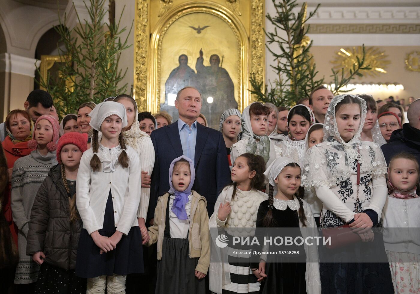 Президент РФ В. Путин посетил Рождественское богослужение