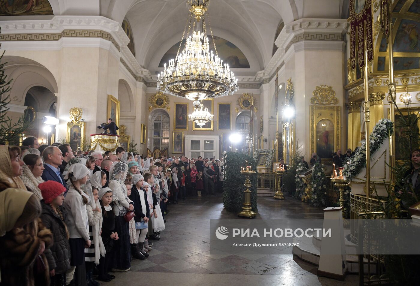 Президент РФ В. Путин посетил Рождественское богослужение