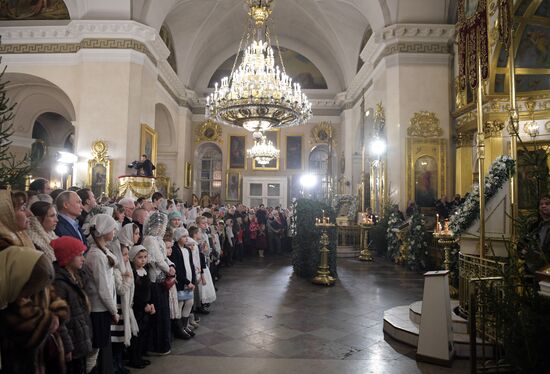 Президент РФ В. Путин посетил Рождественское богослужение