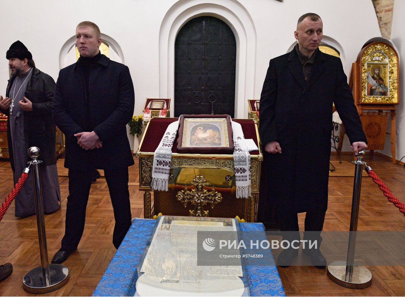 Томос об автокефалии Украинской православной церкви привезли в Киев