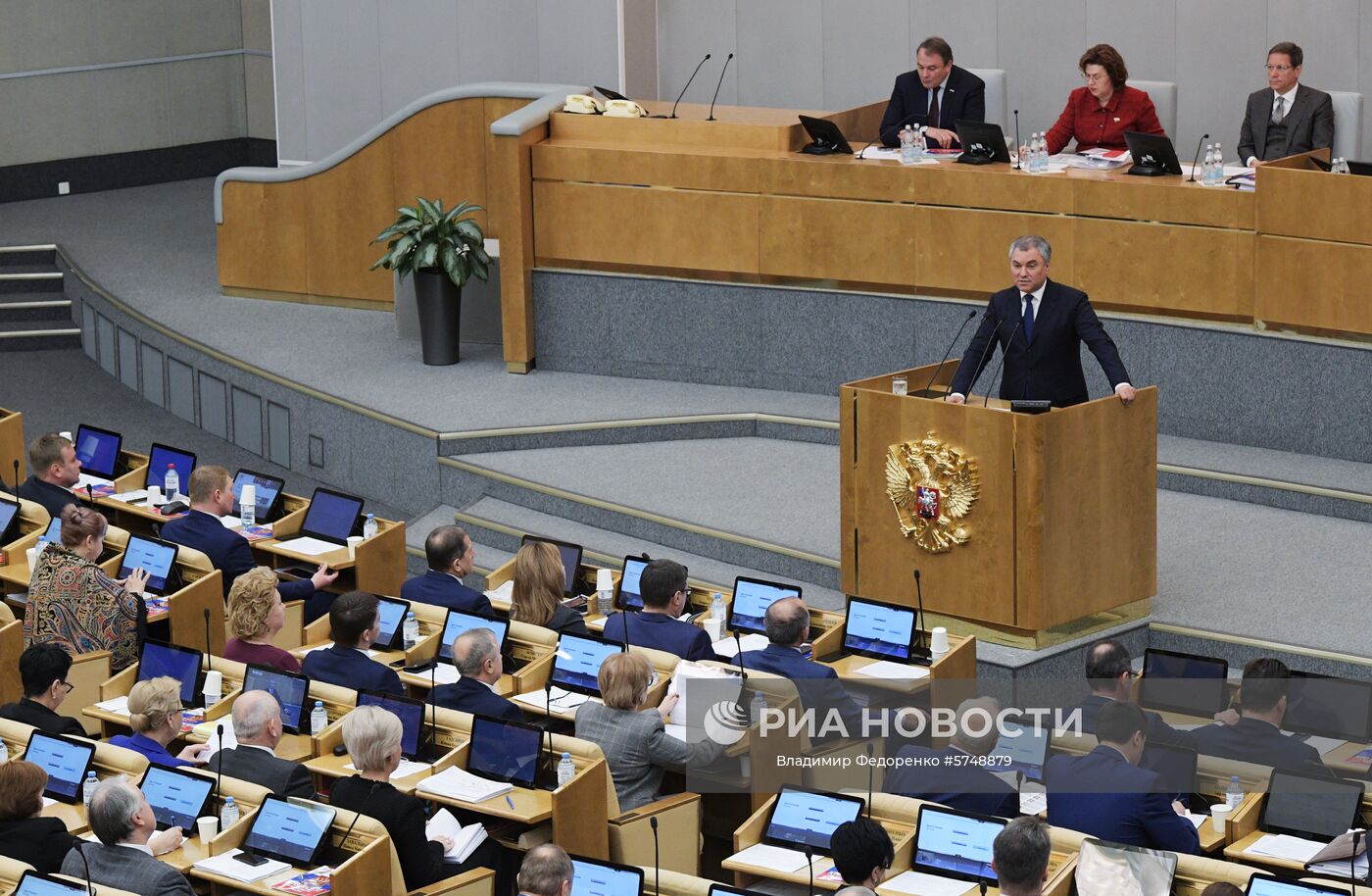 Доклад на пленарном заседании. Пленарное заседание. Зал пленарных заседаний Госдумы. Стенограмма заседания Госдумы. Что значит пленарное заседание.