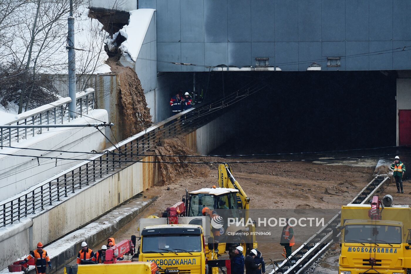 Тушинский тоннель затопило после провала грунта в шлюзе канала имени Москвы  | РИА Новости Медиабанк