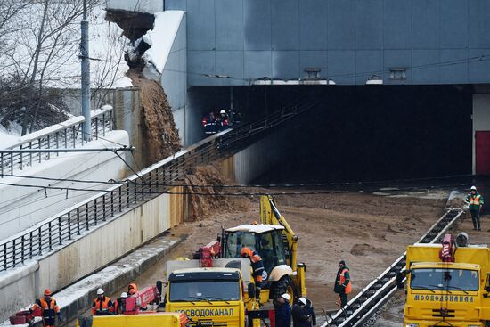 Тушинский тоннель затопило после провала грунта в шлюзе канала имени Москвы