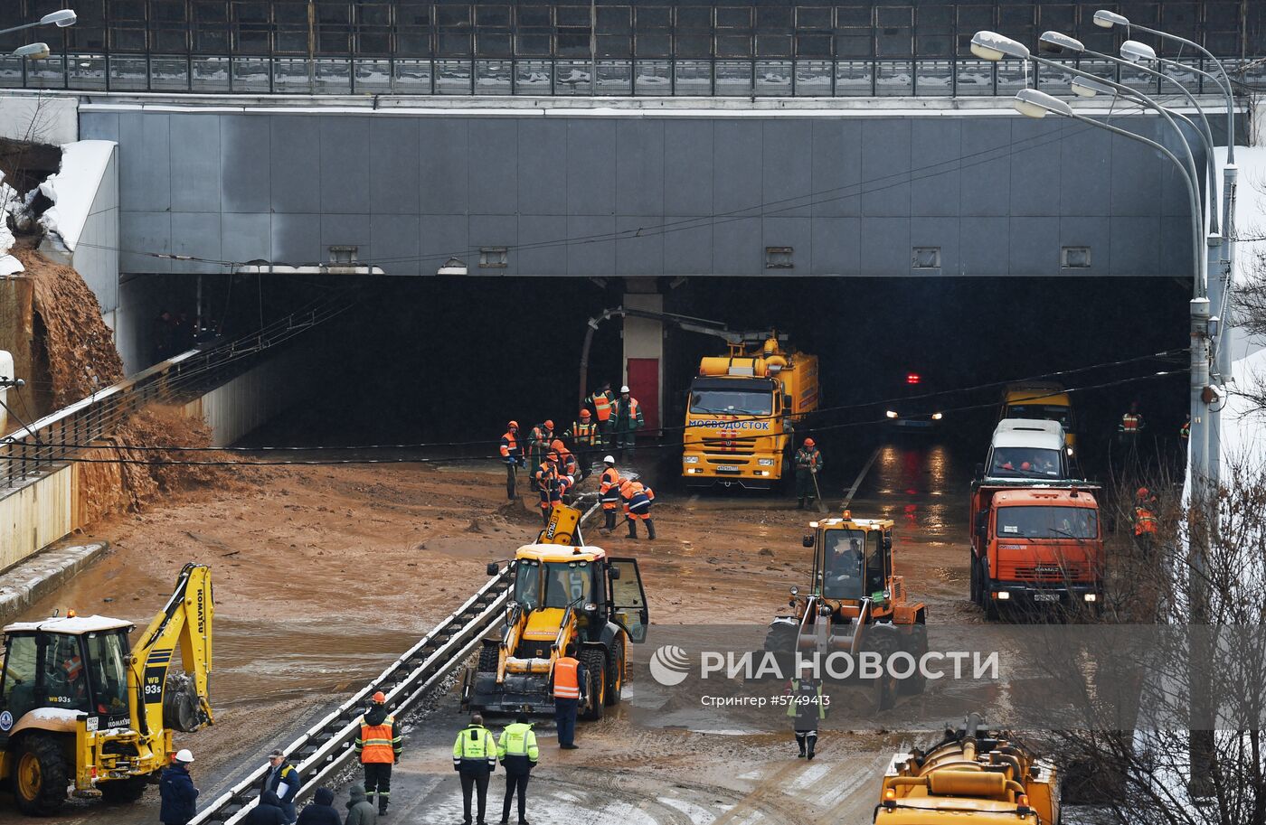 Тушинский тоннель затопило после провала грунта в шлюзе канала имени Москвы