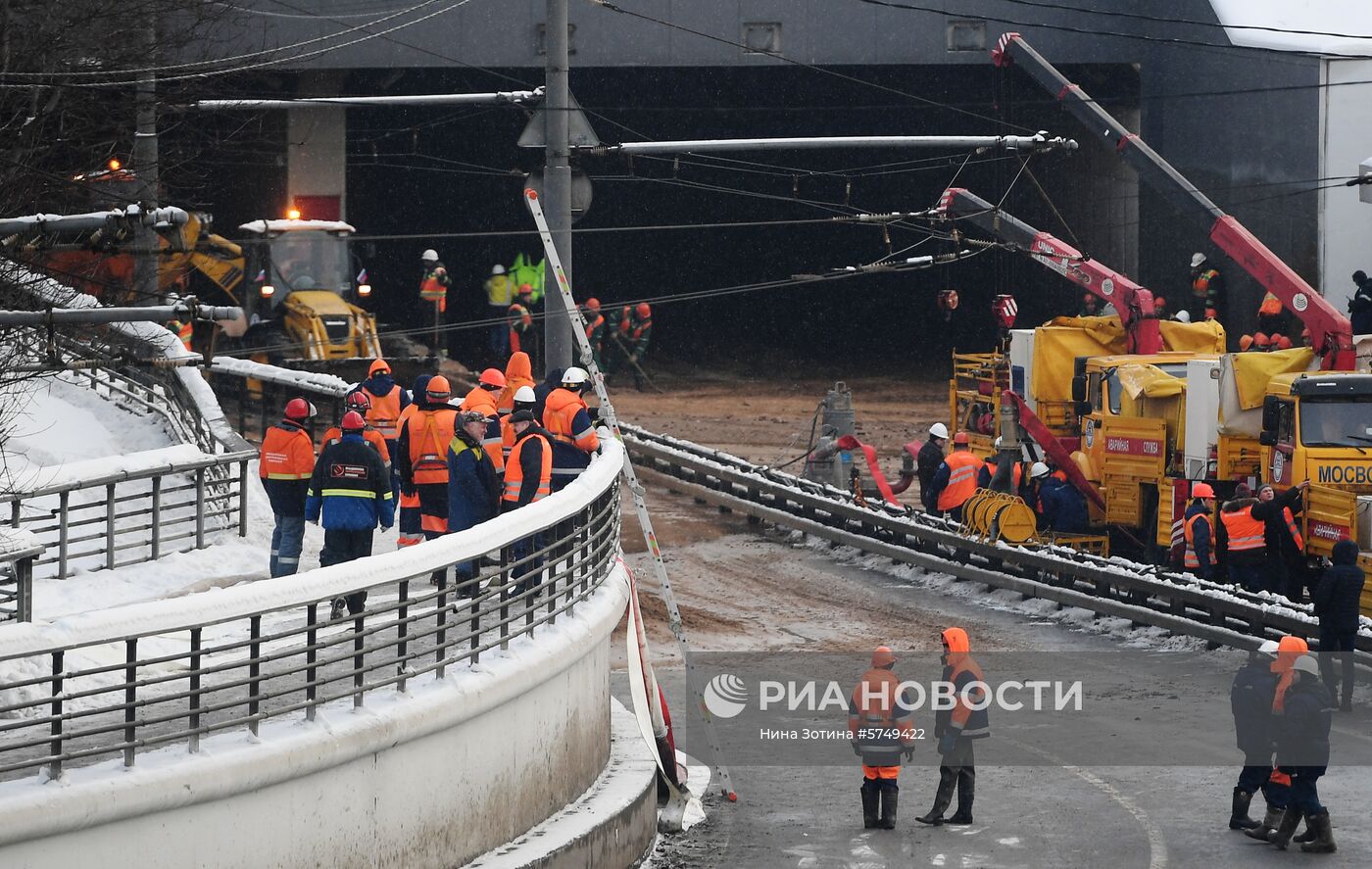 Тушинский тоннель затопило после провала грунта в шлюзе канала имени Москвы
