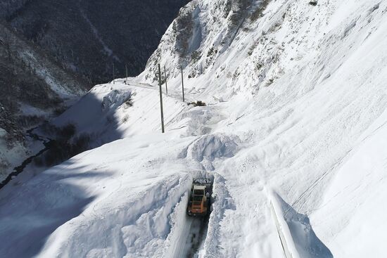 Сход снежных лавин продолжается на Транскавказской магистрали