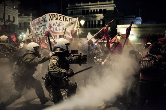 Акция в Афинах против визита Ангелы Меркель
