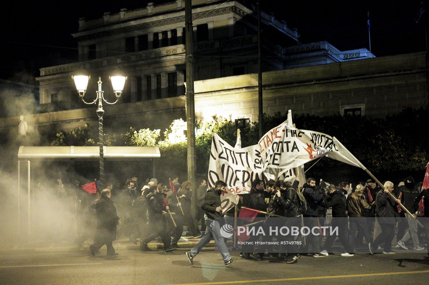 Акция в Афинах против визита Ангелы Меркель