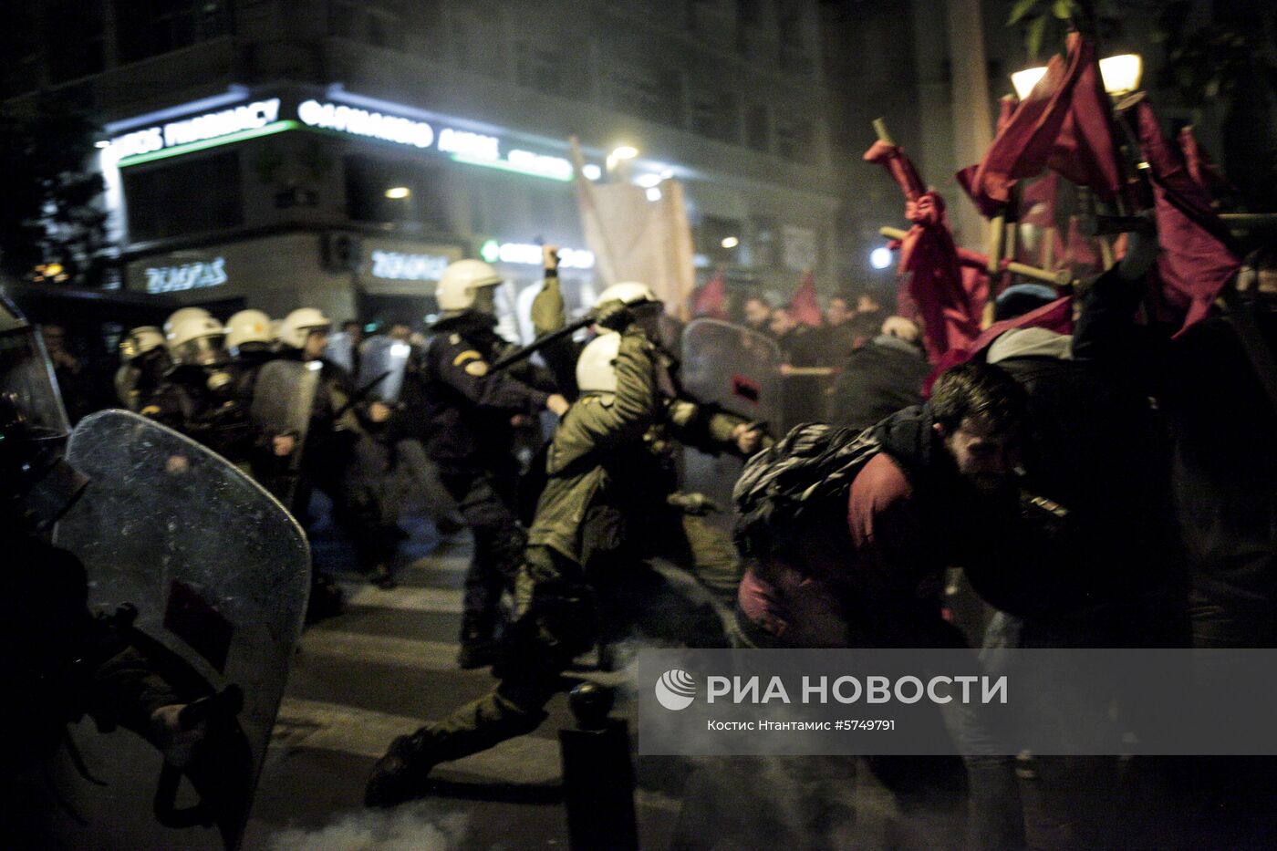 Акция в Афинах против визита Ангелы Меркель