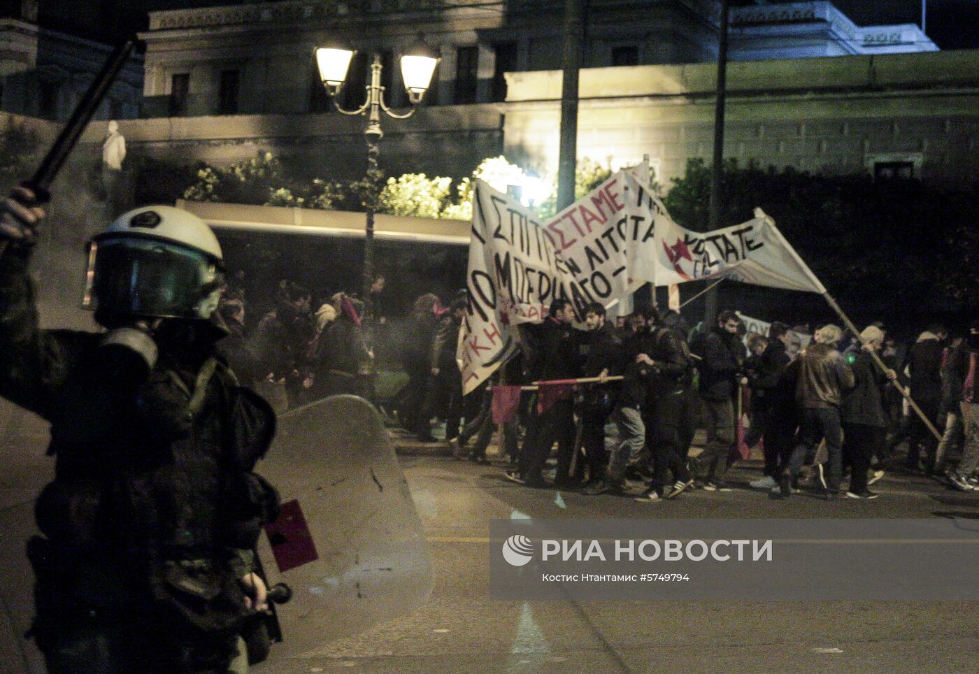 Акция в Афинах против визита Ангелы Меркель