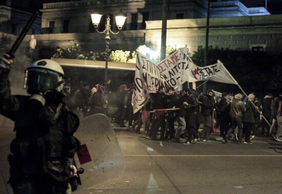 Акция в Афинах против визита Ангелы Меркель