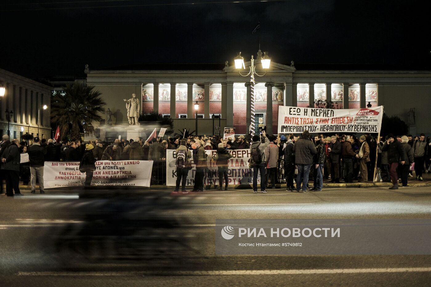 Акция в Афинах против визита Ангелы Меркель