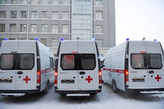 Передача автомобилей скорой помощи медучреждениям Новосибирска