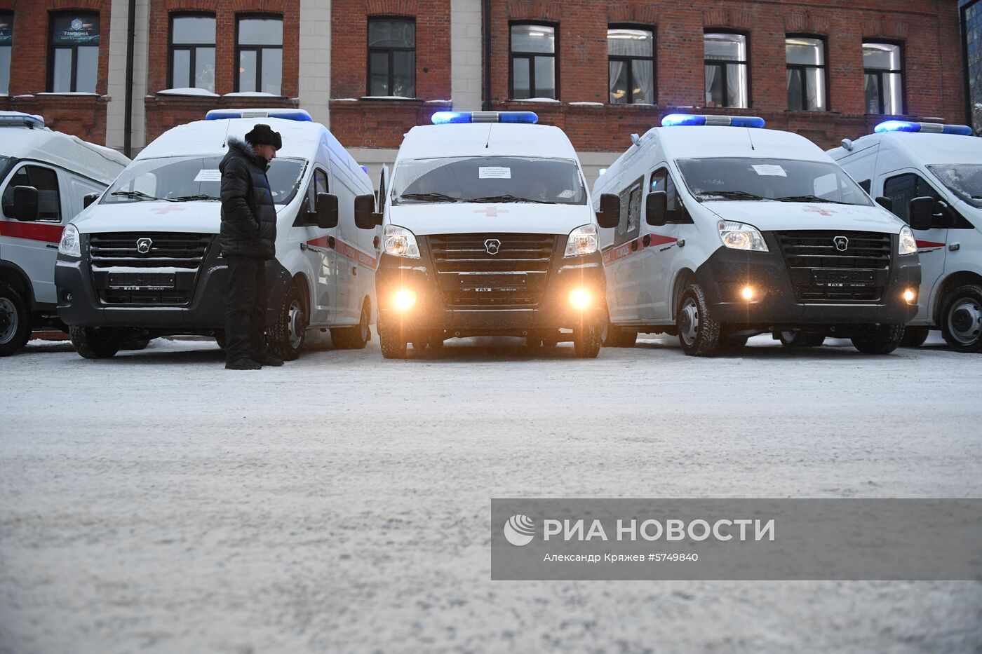 Передача автомобилей скорой помощи медучреждениям Новосибирска