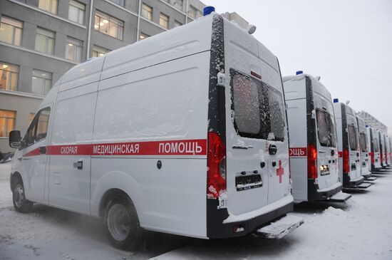 Передача автомобилей скорой помощи медучреждениям Новосибирска