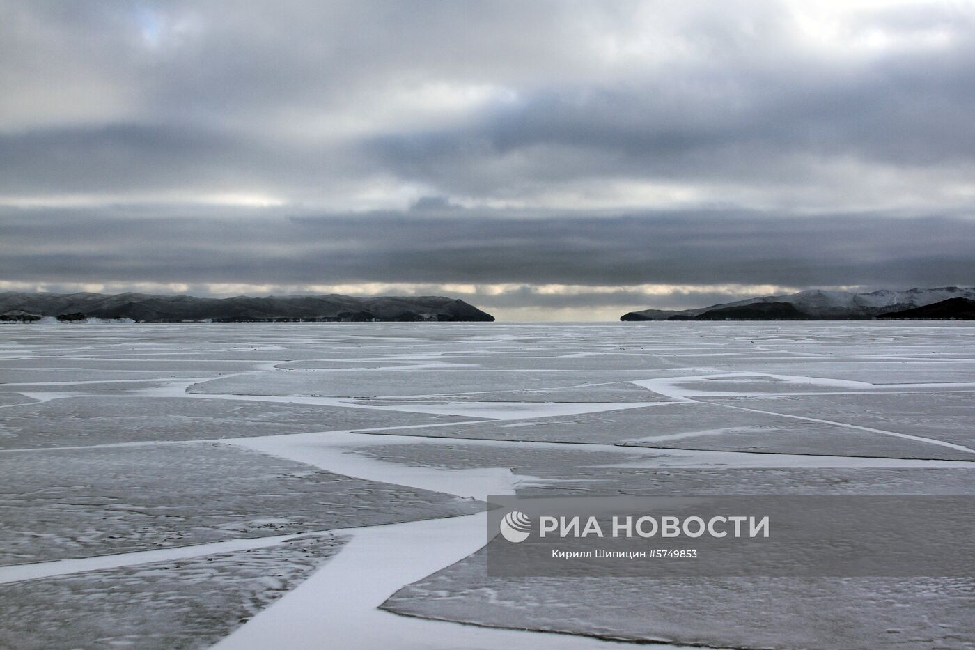 Лед на замерзшем Хужир-Нугайском заливе (Малое море) озера Байкал. Место: Россия, Иркутская область. Автор: Кирилл Шипицин/РИА Новости. Зима на Байкале