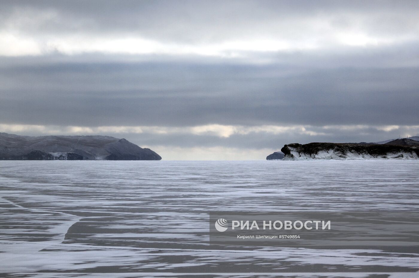 Лед на замерзшем Хужир-Нугайском заливе (Малое море) озера Байкал. Место: Россия, Иркутская область. Автор: Кирилл Шипицин/РИА Новости. Зима на Байкале