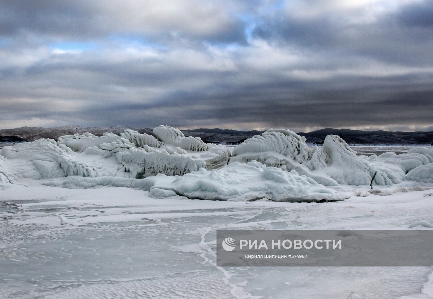 Лед на прибрежных скалах замерзшего озера Байкал. Место: Россия, Иркутская область. Автор: Кирилл Шипицин/РИА Новости. Зима на Байкале