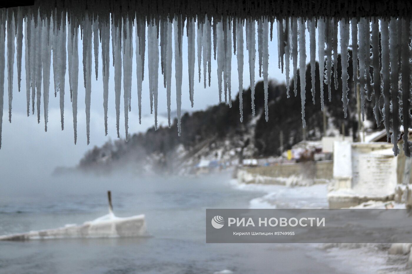 Сосульки на берегу озера Байкал в районе поселка Листвянка. Место: Россия, Иркутская область. Автор: Кирилл Шипицин/РИА Новости. Зима на Байкале