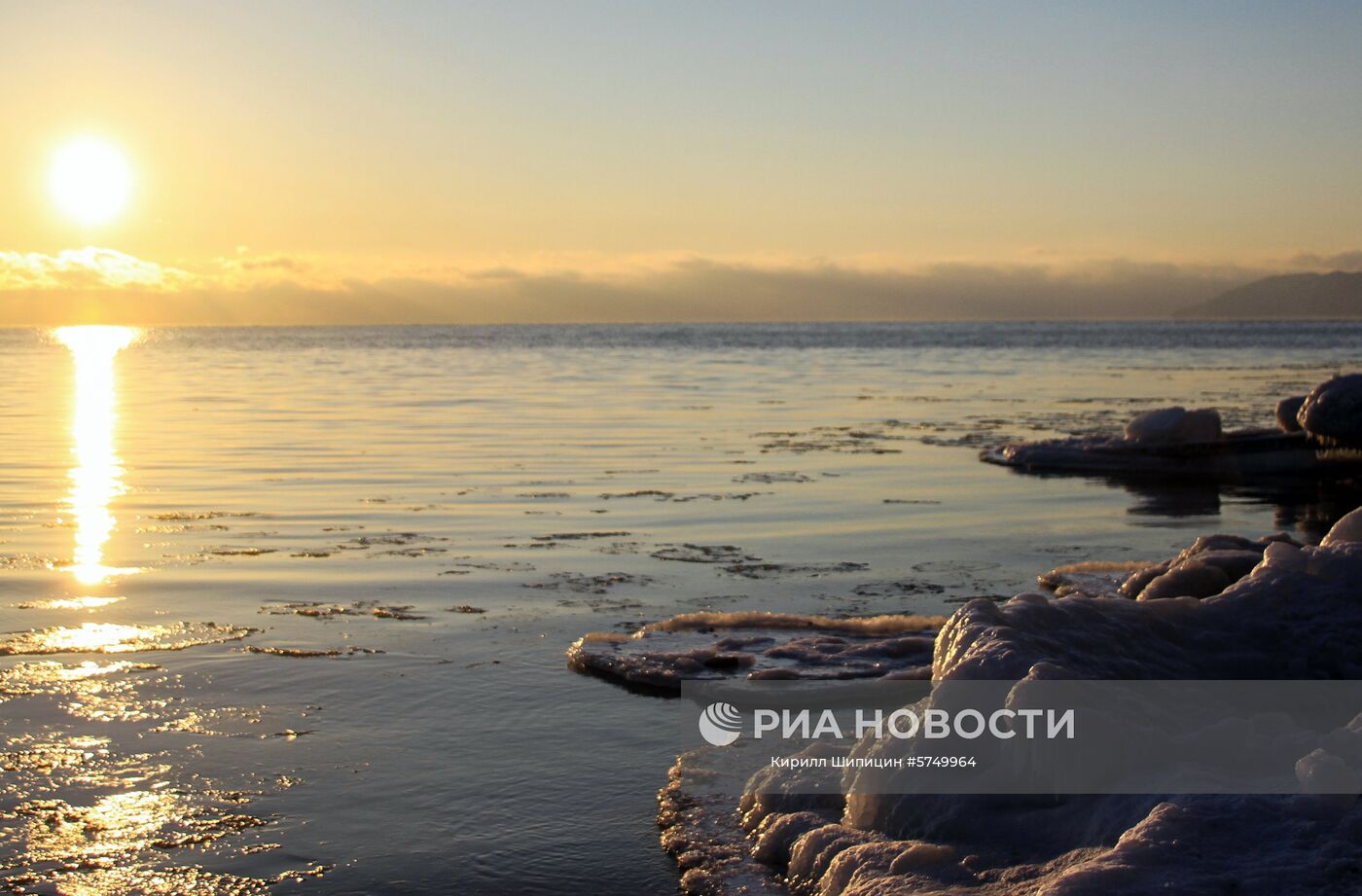 Закат на зимнем озере Байкал в районе поселка Листвянка. Место: Россия, Иркутская область. Автор: Кирилл Шипицин/РИА Новости. Зима на Байкале