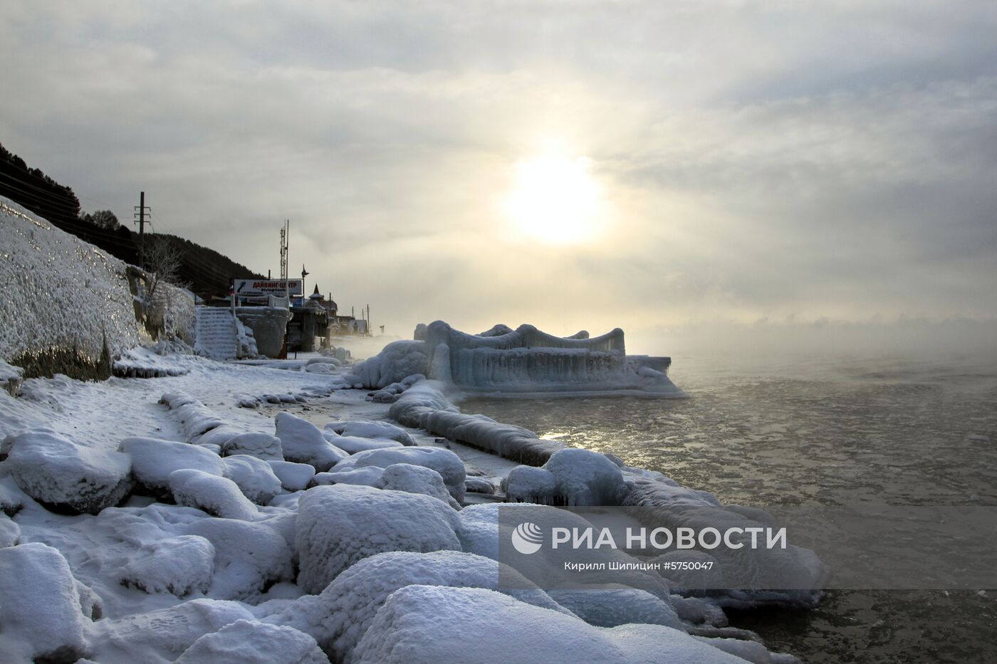Поселок Листвянка на берегу озера Байкал. Место: Россия, Иркутская область. Автор: Кирилл Шипицин/РИА Новости. Зима на Байкале