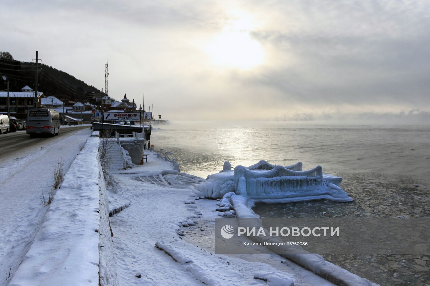 Поселок Листвянка на берегу озера Байкал. Место: Россия, Иркутская область. Автор: Кирилл Шипицин/РИА Новости. Зима на Байкале