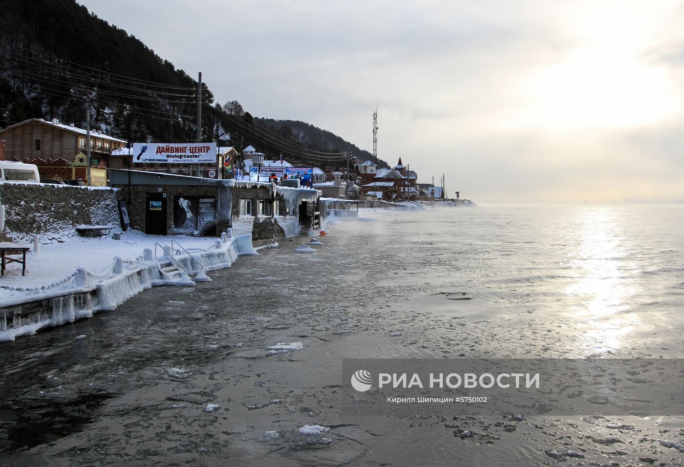 Дайвинг центр в поселке Листвянка на берегу озера Байкал. Место: Россия, Иркутская область. Автор: Кирилл Шипицин/РИА Новости. Зима на Байкале