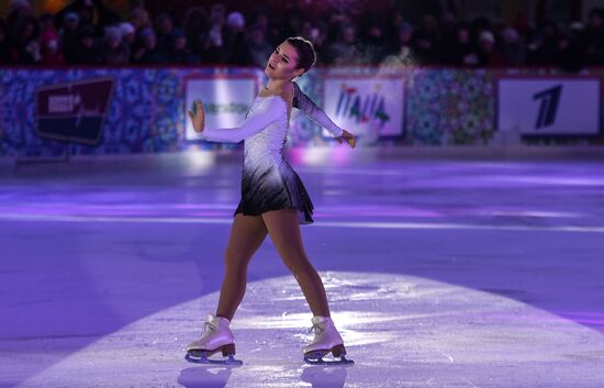 Шоу "Королевы льда" на ГУМ-катке