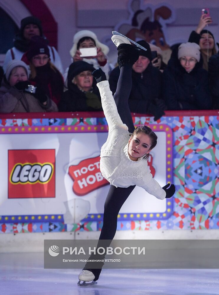 Шоу "Королевы льда" на ГУМ-катке