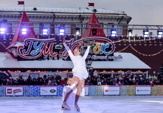 Шоу "Королевы льда" на ГУМ-катке