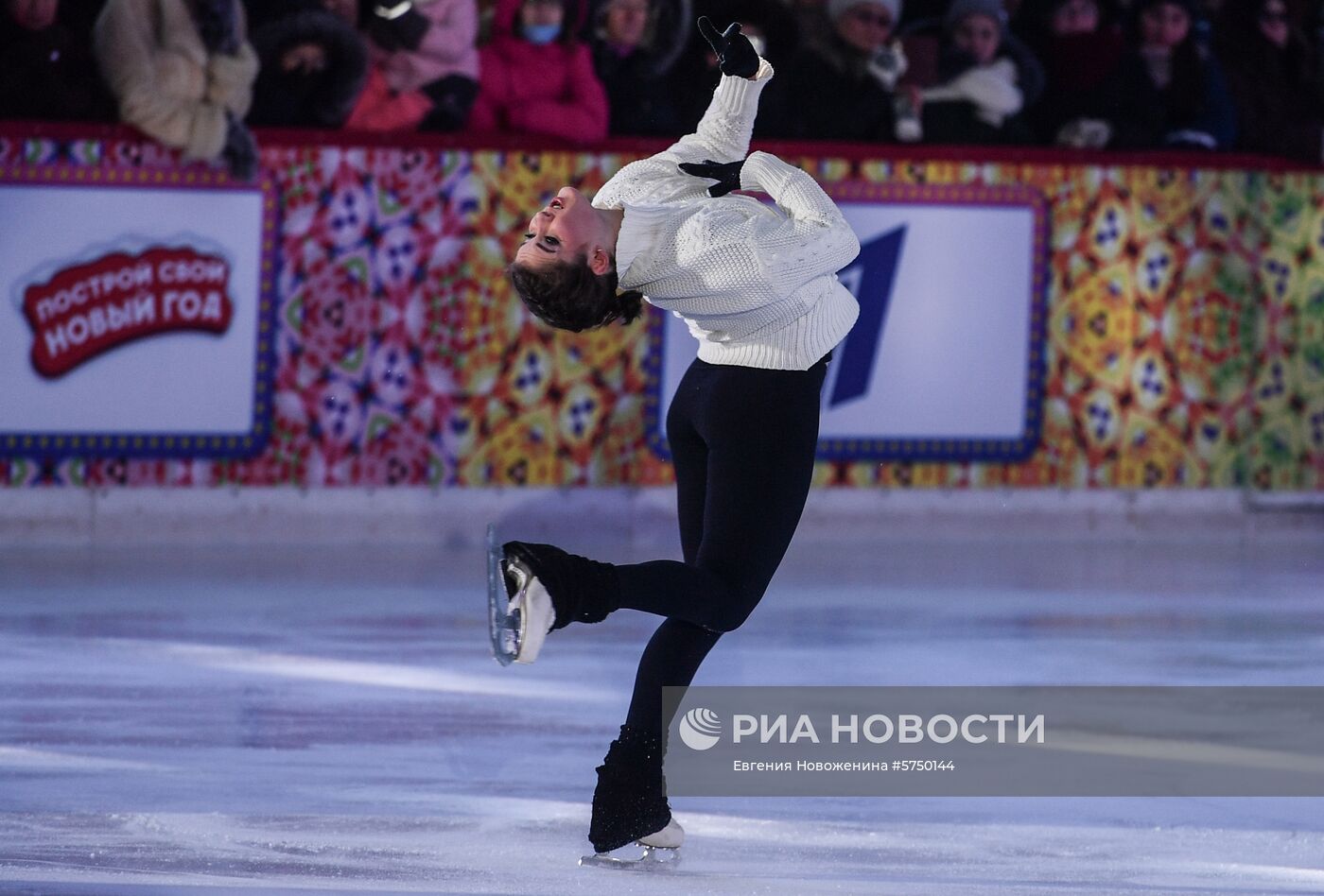 Шоу "Королевы льда" на ГУМ-катке