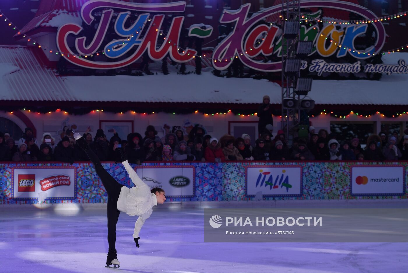 Шоу "Королевы льда" на ГУМ-катке