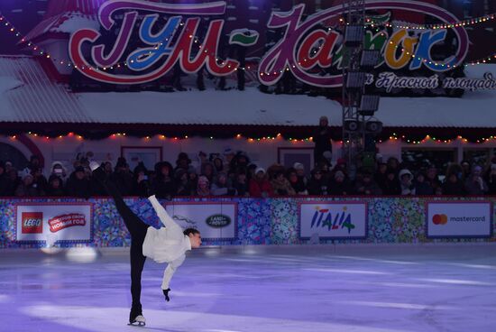 Шоу "Королевы льда" на ГУМ-катке