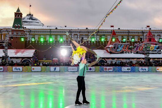 Шоу "Королевы льда" на ГУМ-катке