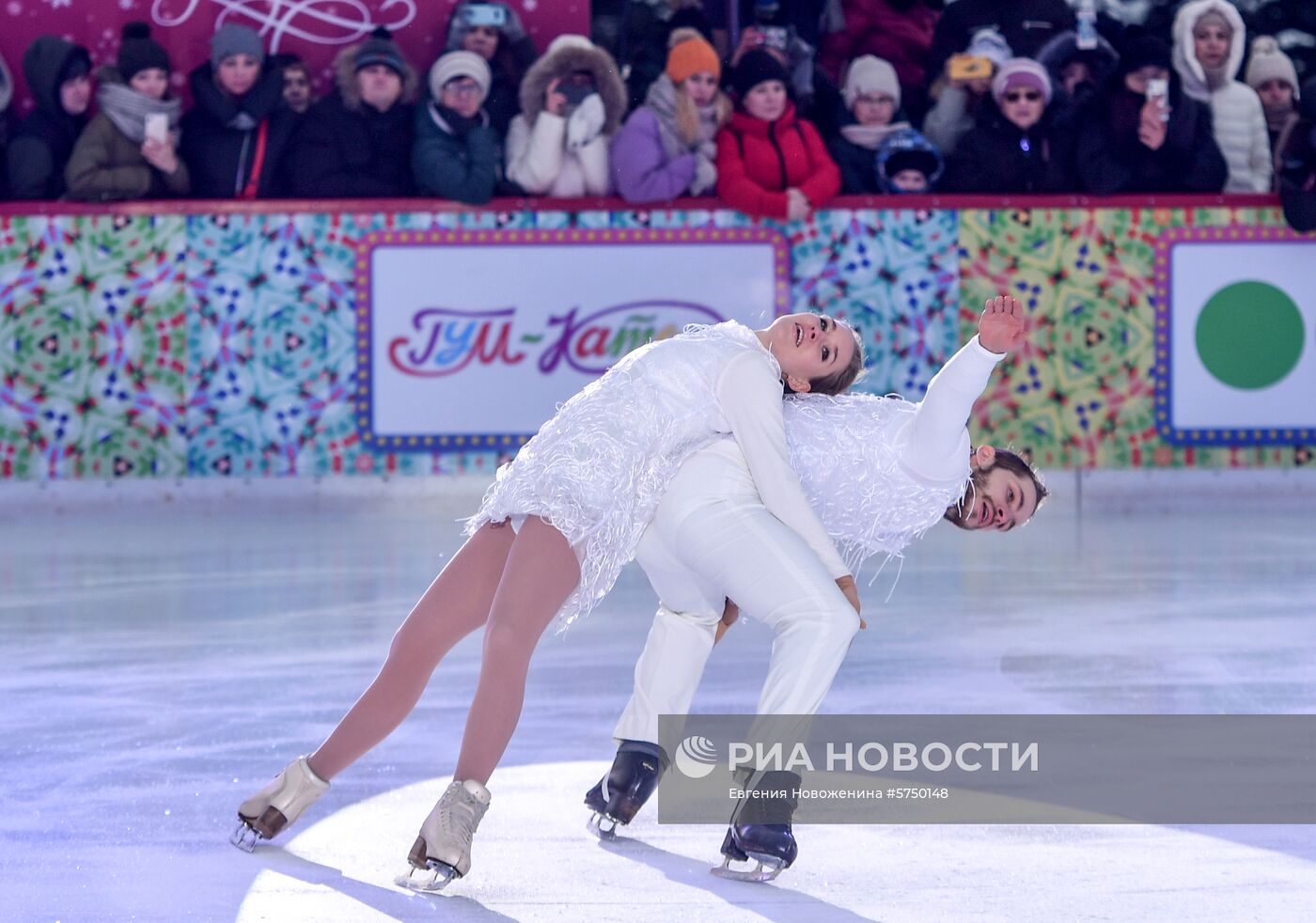 Шоу "Королевы льда" на ГУМ-катке