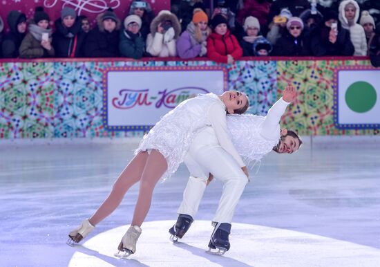 Шоу "Королевы льда" на ГУМ-катке