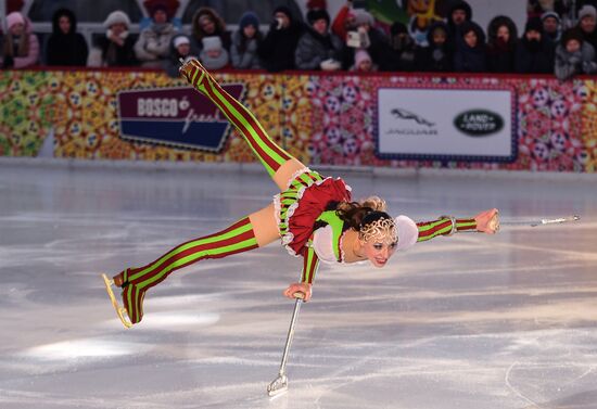 Шоу "Королевы льда" на ГУМ-катке