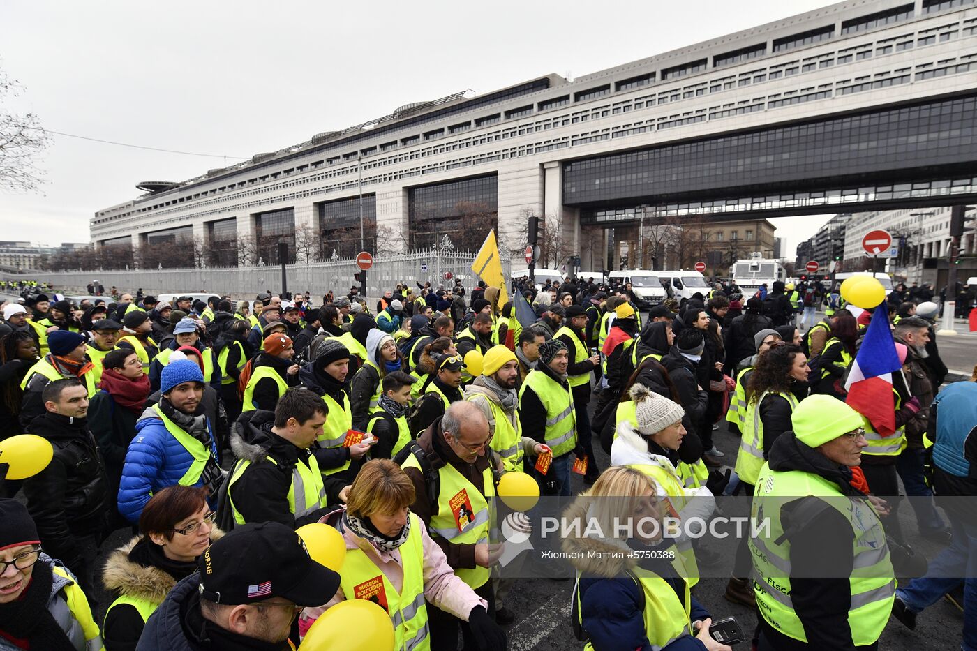 Акция протеста "жёлтых жилетов" в Париже