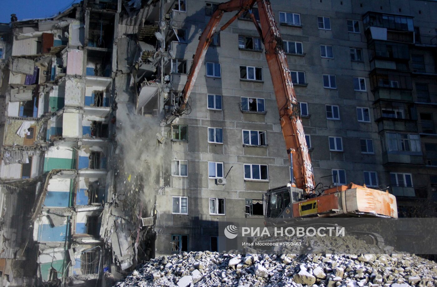 Демонтажные работы на месте обрушения подъезда жилого дома в Магнитогорске