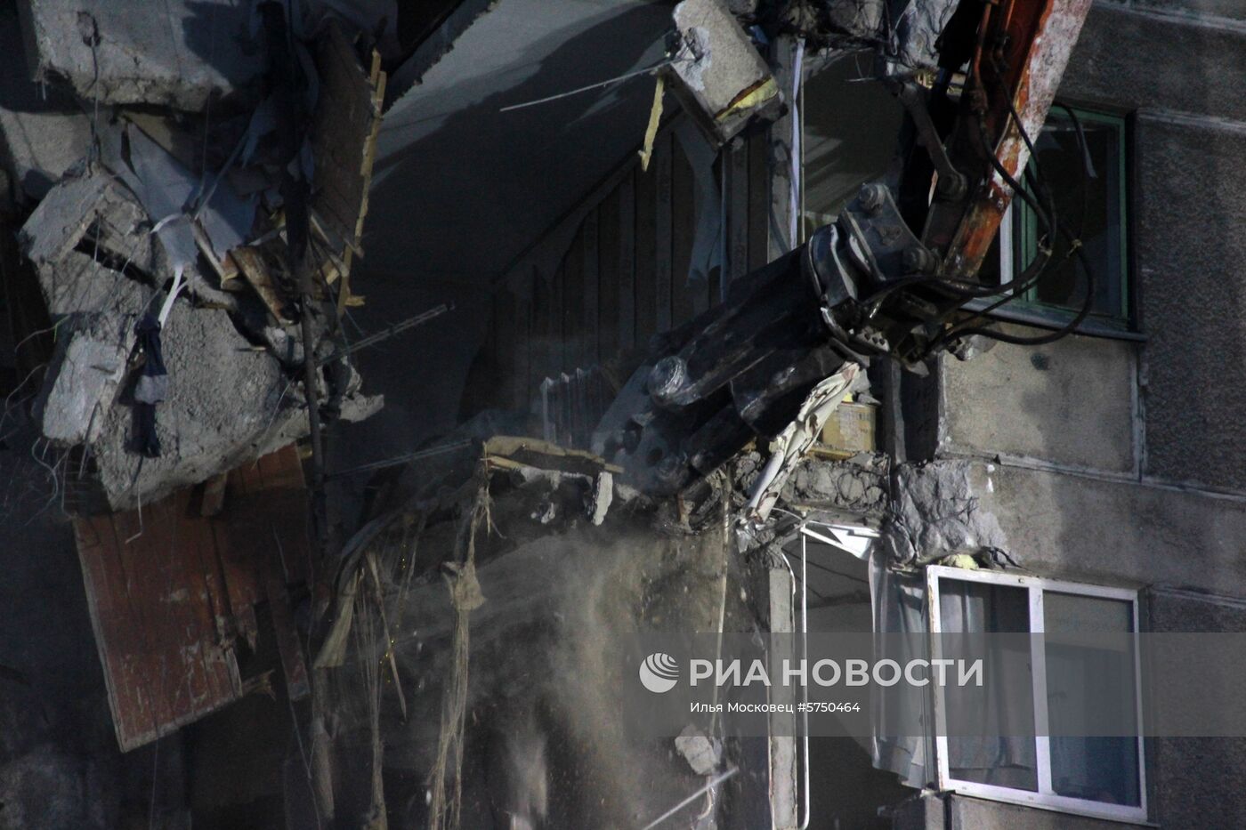 Демонтажные работы на месте обрушения подъезда жилого дома в Магнитогорске